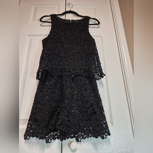 Windsor Elegant Black Floral Lace Dress - Picture 3 of 4